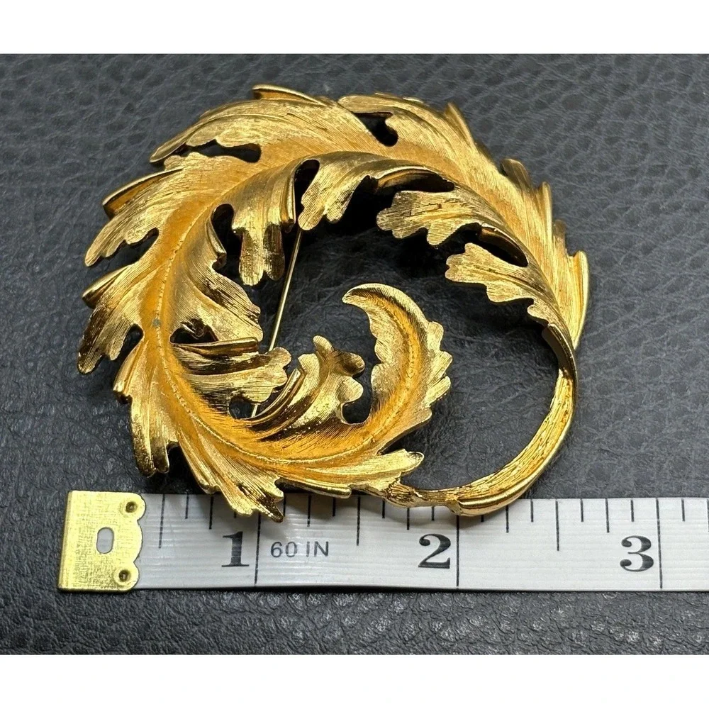 Vintage HUGE Monet Swirl Feather Leaf Wreath 80s Brooch Textured Pin Gold Tone